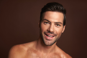 Obraz premium Close up happy smiling muscular male model