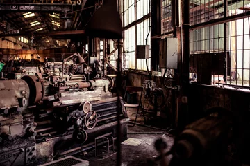  Oude staalfabriek. Retro-fotografie. Oude fabrieksindustrie. Fotografie. Metalen buizen. Donker interieur van grote hallen voor productie of magazijnen. soft focus. © Pongvit