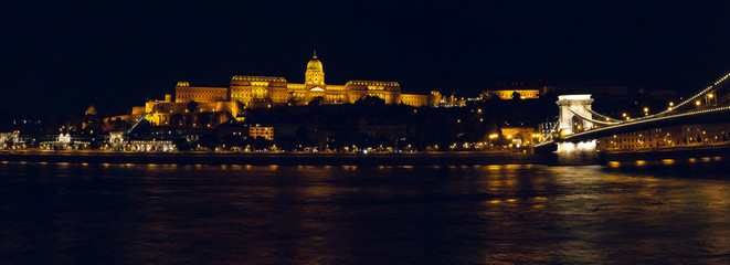 Nocna panorama Budapesztu z widocznym zamkiem, rzeka Dunaj i mostem. Budapeszt nocą. - obrazy, fototapety, plakaty