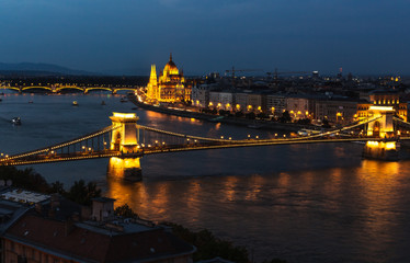 Budapeszt - nocna panorama miasta z rzeką Dunaj. Krajobraz turystycznej części Budapesztu. Nocny krajobraz miejski z rzeką Dunaj i widocznym parlamentem.