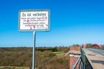 Die Levensauer Hochbrücke über den Nord-Ostsee-Kanal. Ein Verbotsschild weist daruf hin, dass es verboten ist, Gegenstände von der Brücke zu werfen.