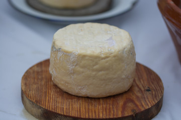 queso fresco sobre tabla de madera
