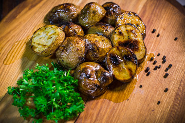 Baked potatoes with parsley, garlic and oil