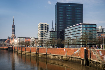 Alte Spiegelinsel am Zollkanal in Hamburg entzerrt sonnig