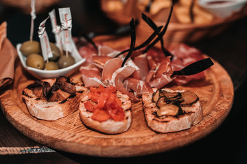 Cibo Servito su banco di legno