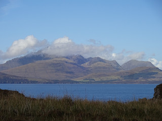 Blick über die Bucht von  Tarskavaig hinüber zu den cuillins in Sleat auf der Isle auf Skye in Schottland