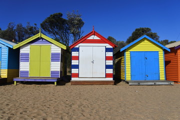 Fototapeta na wymiar Bunte Holzschuppen am Strand von Melbourne