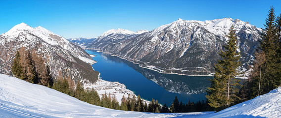 Idyllische Winterlandschaft mit Blick auf den Achensee