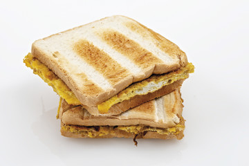 due toast alla frittata interi e sovrapposti altra vista