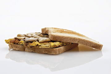 toast frittata e funghi champigons affettati
