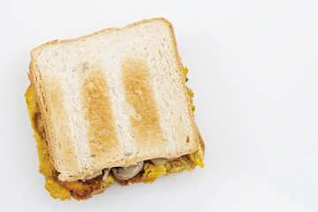 toast chiuso frittata e funghi champigons affettati dall'alto