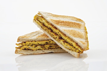 toast alla frittata tagliato a triangolo sovrapposto