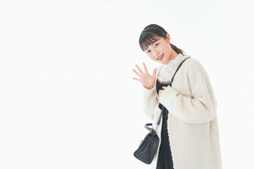 おでかけをする若い女性