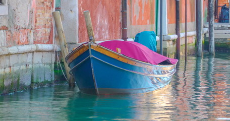 Fototapeta na wymiar 14573_The_purple_cover_of_the_floating_boat_in_the_canal.jpg