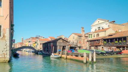 Obraz premium 14578_The_blue_water_of_the_big_canal_in_the_city.jpg