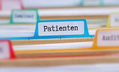 Akten mit der Beschriftung Patienten