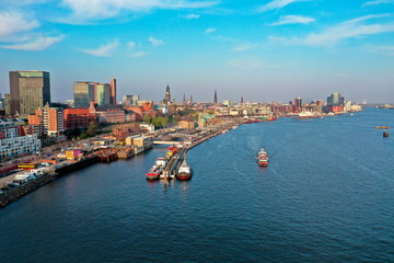 Hamburg Hafen. Kreuzfahrtschiff  im Dock der Werft Luftaufnahme