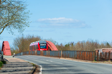 Die Fahrbahn der Levensauer Hochbrücke über den Nord-Ostsee-Kanal, ein Regionalzug überquert den...