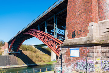 Die Levensauer Hochbrücke über dem Nord-Ostsee-Kanal bei Kiel, von 1893 bis 1894 errichtet ist sie die letzte Originalbrücke über den Kanal. Man sieht ihr das Alter inzwischen an 