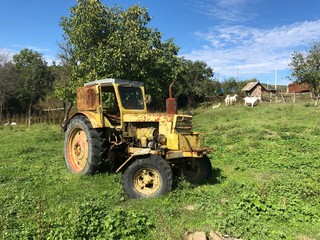Obraz premium Rusty tractor at a farm