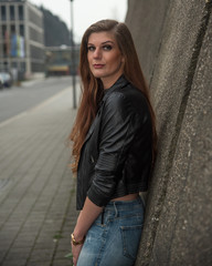 Fototapeta premium Junge Frau in der Stadt
