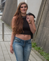 Junge Frau in der Stadt