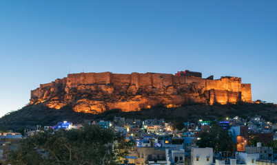 Fototapeta premium Jodhpur, Radżastan, Indie; 24 lutego-2019 r., Panoramiczny widok na fort Mehrangarh w nocy
