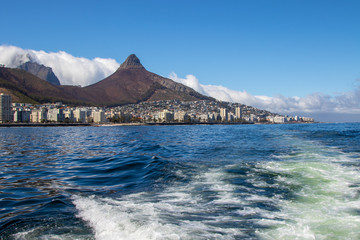 Skyline von Kapstadt und Tafelberg, vom Boot aus, Südafrika