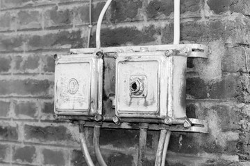 De très vielle boite de dérivation électrique