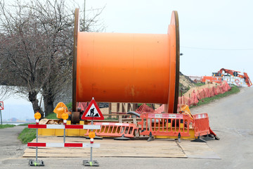 Une immense bobine à câble haute tension