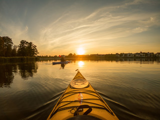 Kanufahrt bei Sonnenuntergang auf einem See, Kanu, Kajak
