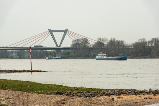 Aurobahnbr&uuml;cke der A44 &uuml;ber den Rhein bei D&uuml;sseldorf Kaiserswerth