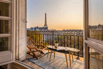 Schöner Pariser Balkon bei Sonnenuntergang mit Blick auf den Eiffelturm © Karen Mandau