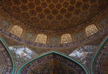 ornament na ścianach starego meczetu w iranie - obrazy, fototapety, plakaty