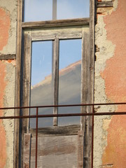 Altes verfallenes Haus ohne Dach aber mit intakten Fenstern