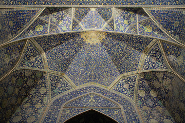 kolorowa mozaika dekoracyjna we wnętrzu starego meczetu w iranie - obrazy, fototapety, plakaty