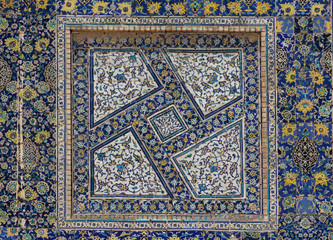kolorowa mozaika dekoracyjna we wnętrzu starego meczetu w iranie
