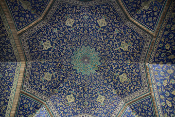kolorowa mozaika dekoracyjna we wnętrzu starego meczetu w iranie - obrazy, fototapety, plakaty