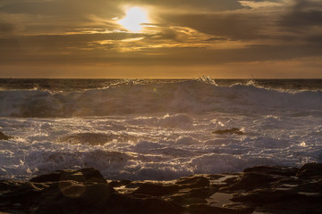 Coucher de soleil sur la côte rocheuse