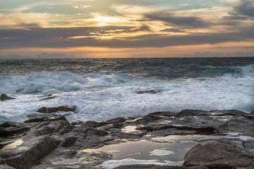 Coucher de soleil sur la côte rocheuse