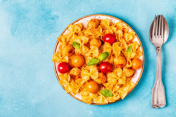 Pasta with meatballs and tomato sauce.