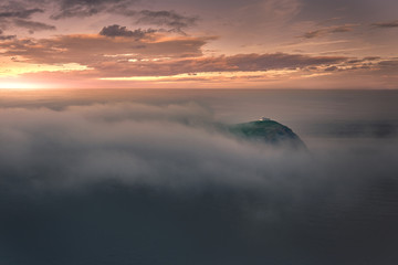 Fototapeta premium Faro en una isla bajo la niebla