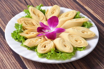 pasta with tomatoes and basil