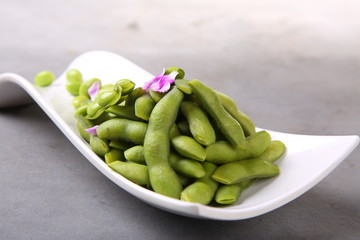 peas in bowl on wooden table