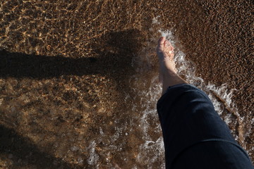 Felicidad, de una mujer paseando por la orilla de una playa de la Costa Brava