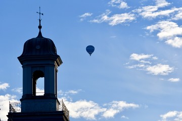 Fototapeta na wymiar Ballon mit Kirche im Vordergrund und blauen Himmel 