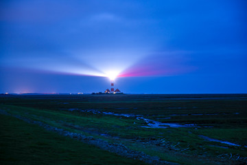 Leuchtturm bei Nacht mit Langzeitbelichtung