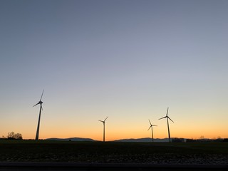 Fototapeta na wymiar Windräder bei Abendsonne