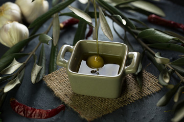 Pourin olive oil pn green olive.