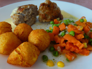 Bouletten mit Kroketten und Gemüse